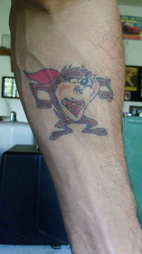 Personaggio dell&quotanimazione hamster- superman tatuato sul braccio