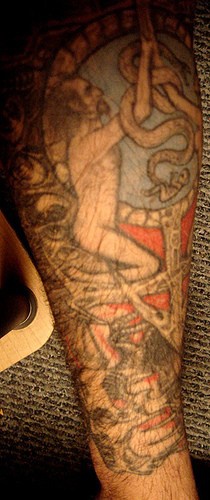 Tatuaggio opera d&quotarte uomo nudo combatte contro i serpenti