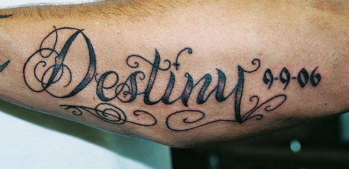 Tatuaje en el antebrazo, letra itálica, destino