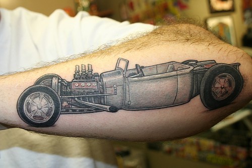 Un ancien cabriolet respectable le tatouage avant-bras