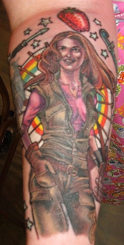 Tatuaggio colorato ragazza felice