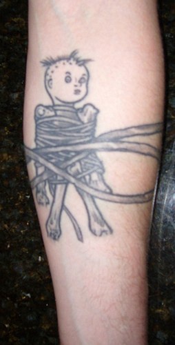 Tatuaje en el antebrazo,  chico atado con montón de cuerdas