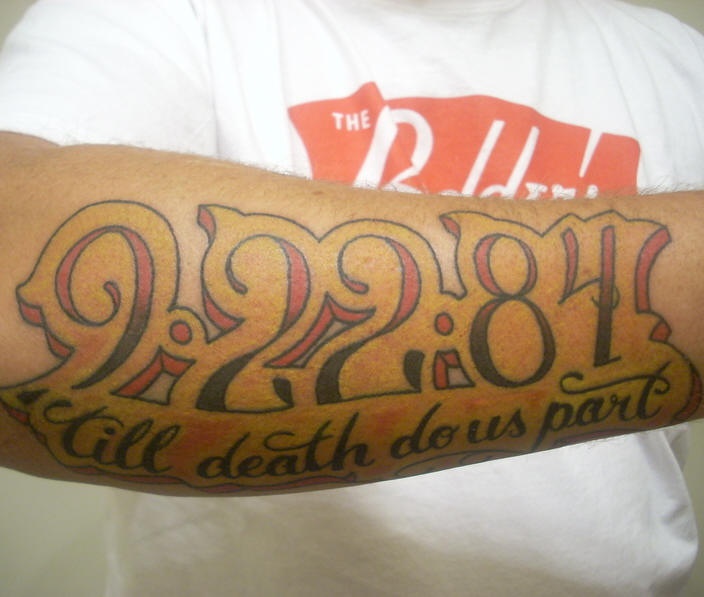 Tatuaggio sul braccio &quotTill death do us part" e la date