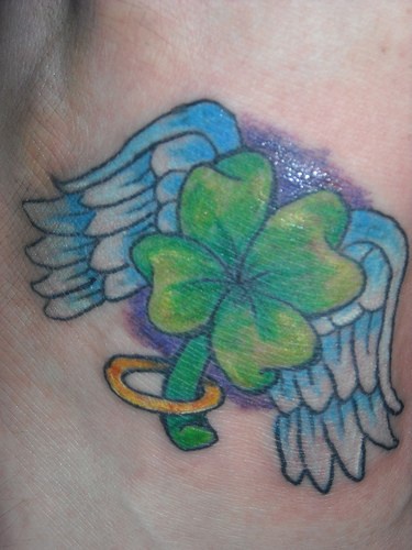 tatuaje de trébol verde de cuatro hojas  con alas de ángel
