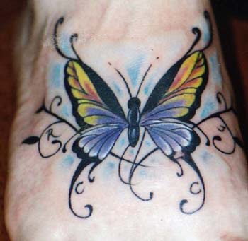 Fuß Tattoo mit gelbem Schmetterling