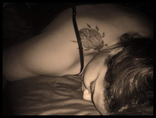 Tatuaje de mariquita en espalda