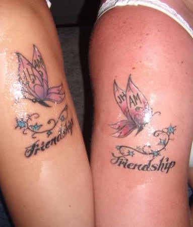 Tatuajes mariposas identicos en brazos de amigos