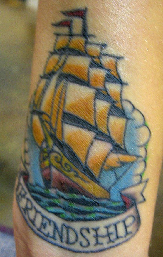 Tatuaje de un barco con palabra friendship