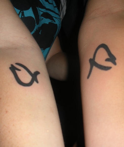 Tatuaje un símbolo en manos de amigos