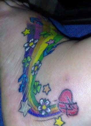 Tatuaje un arco iris con estrellas y flores