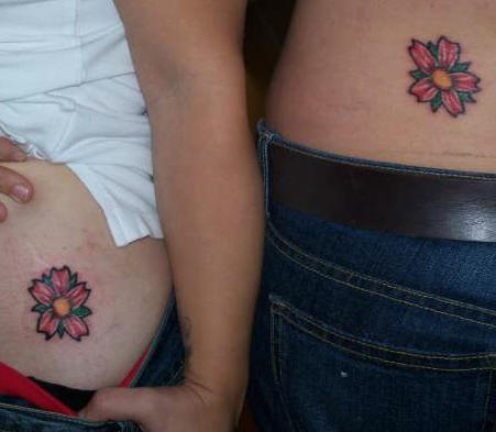 ragazze amiche fiori tatuaggio