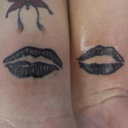 Tatuaje identicos en manos de amigos huellas de labios