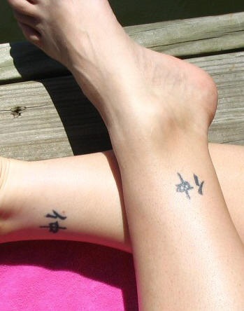 Tatuaje identicos en pies de amigos