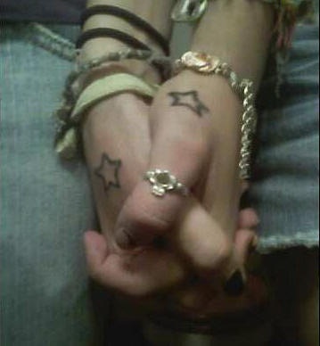 Tattoos mit Stern an der Händen der Geliebten