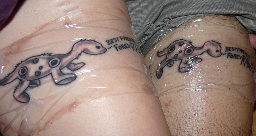 tatuaggio fresco su dinosauro per amicizia