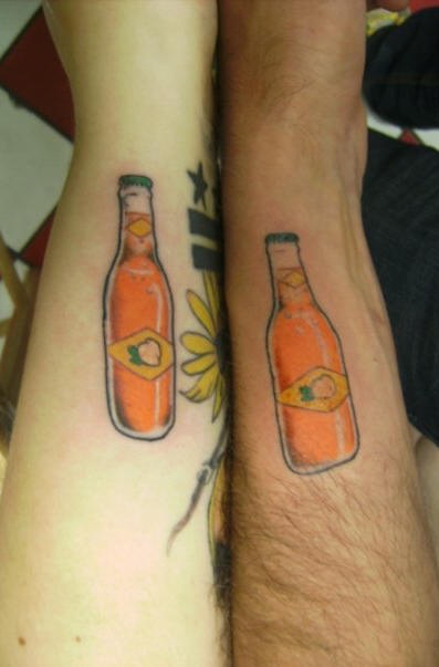 Tatuaje identico botellas en manos de amigos