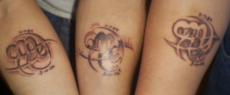 tre identici tatuaggi amicizia