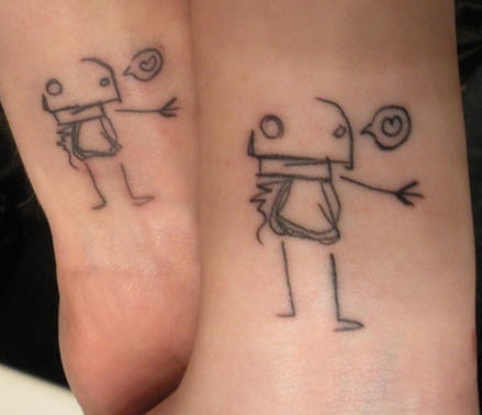 Tatuaje identico minimalistico en pie de amigos