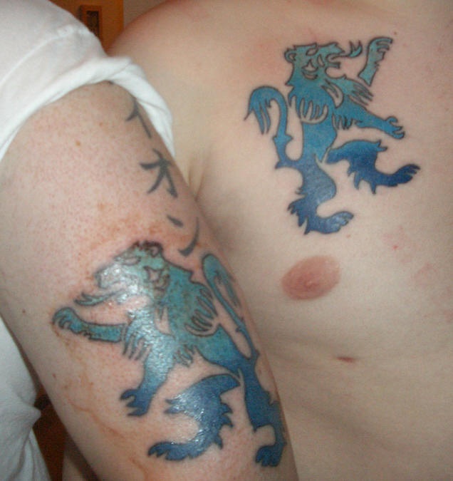 Identische Tattoos von blauen Löwen