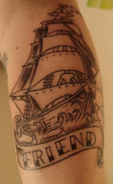 Tatuaje de un barco y palabla friend