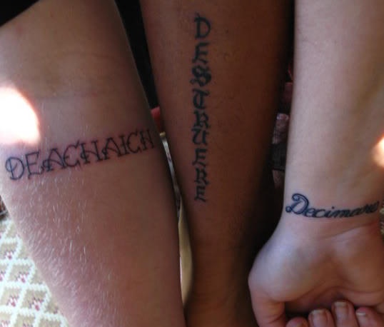 tatuaggio identico sui tre amici