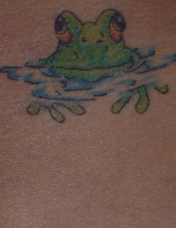 Tatuaje rana mirando desde agua