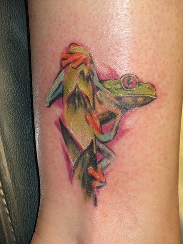 Le tatouage de grenouille regardant de bambou