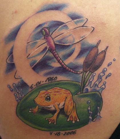 Le tatouage de grenouille sur le marais avec une libellule en couleur