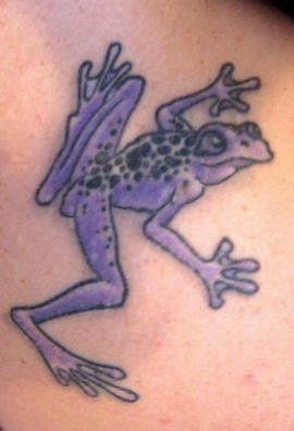 Tatuaje una rano color púrpura