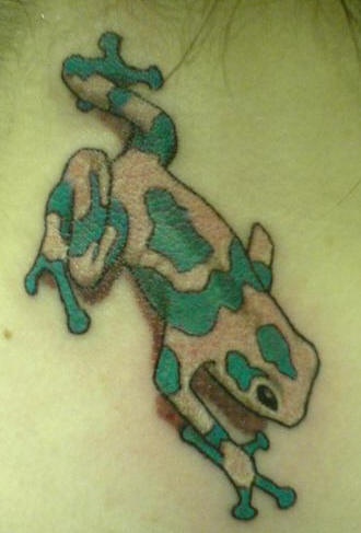 Tatuaje de rana con manchas verdes y blancas