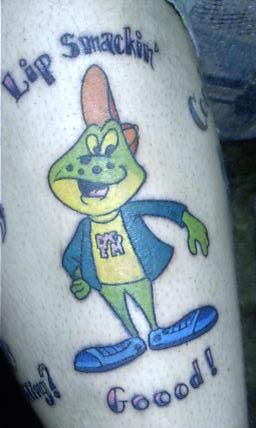 Le tatouage de grenouille humanisé avec une inscription Lip smacking goood