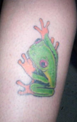 Grüner Frosch kriecht Tattoo