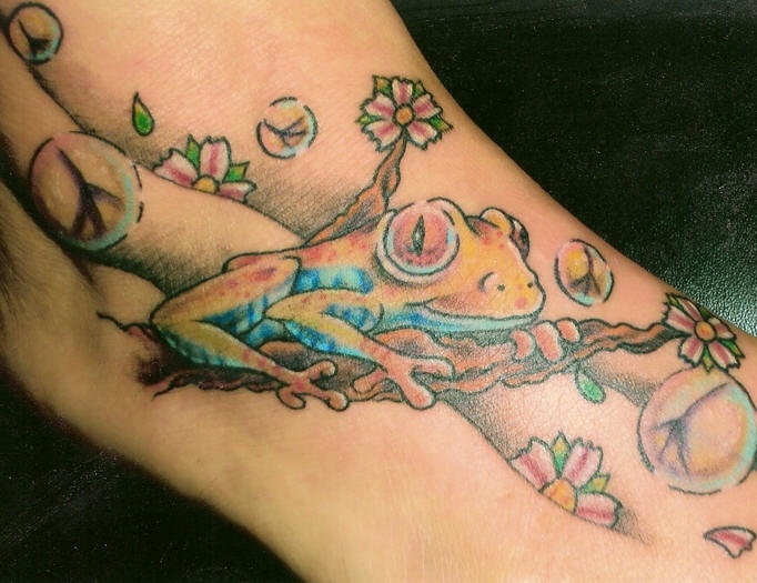 bellissima rana sul albero di sacura tatuaggio