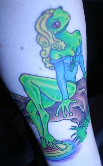 el tatuaje pin up de una rana humanizada hecho en color