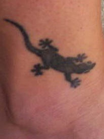 El tatuaje negro de una lagartija