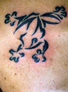 rana stile tribale tatuaggio inchiostro nero