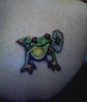 Le tatouage 3D de petit grenouille avec une fleur