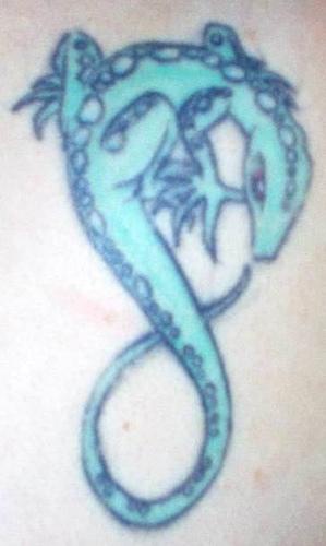 El tatuaje de una lagartija en forma de simbolo de eternidad en color azul