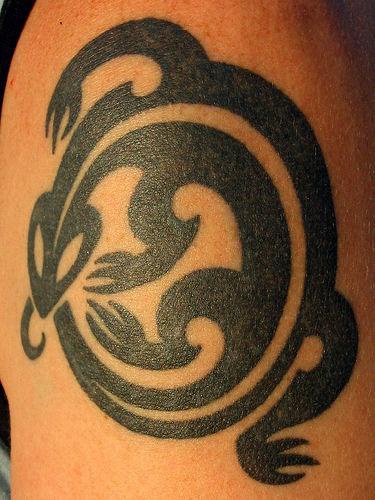 El tatuaje tribal de una lagartija en forma de circulo en color negro