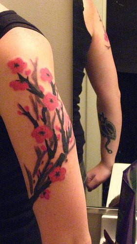 Tattoo von Sakurablumen am Arm