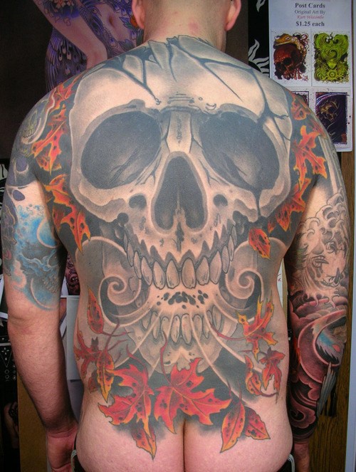 Le tatouage sur le tout le dos avec un souffle de la mort