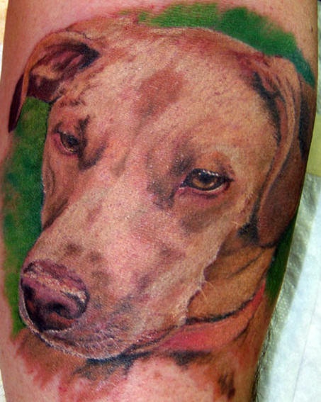 tatuaje de perro amoroso con fondo verde