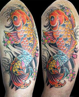Tatuaje multicolor de una carpa koi