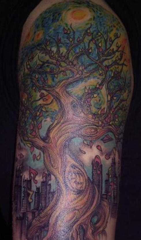 Enorme tatuaje del árbol precioso en colores vivos