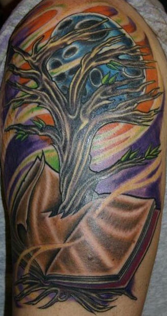 Tatuaje en colores vivos el árbol creciendo del libro