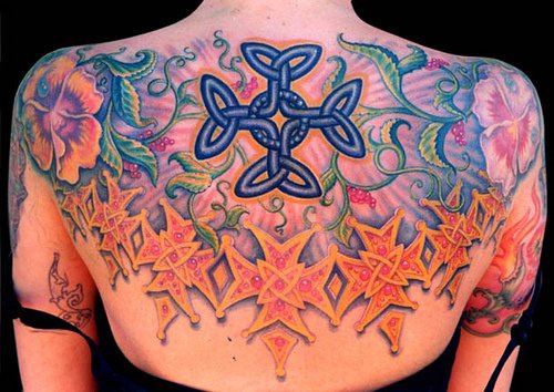 Tatuaggio impressionante sulla schiena il disegno in stile tribale & i fiori