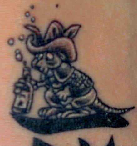 armadillo beve tatuaggio nero