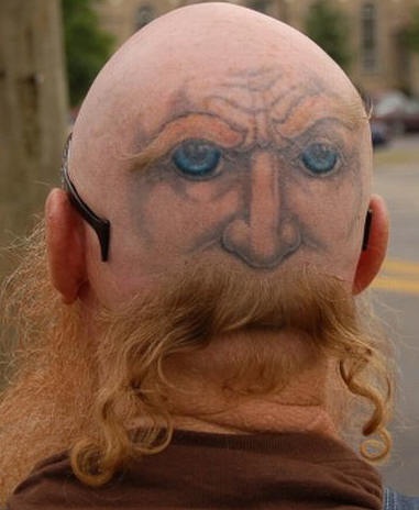 Tatuaje de cara en la cabeza