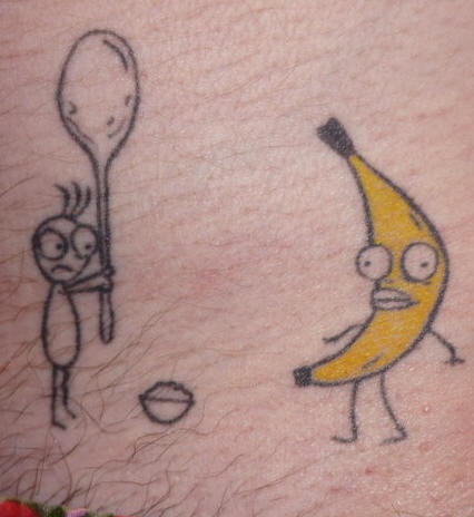 Tatuaje un platano humanizado y un hombre con cucharada