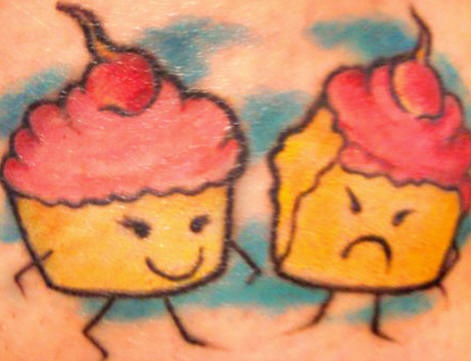 Tatuaje de dos cupcakes a color